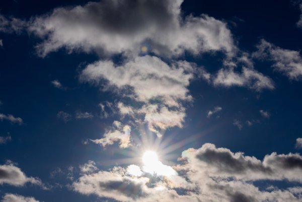 Für Freitag und Samstag erwarten die Meteorologen vom Deutschen Wetterdienst heiteres bis wolkiges Wetter. (Symbolbild) - © Rolf Vennenbernd/dpa