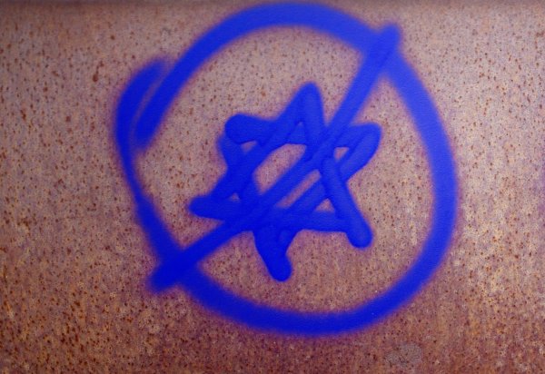 In NRW melden die Behörden für das erste Halbjahr dieses Jahres einen deutlichen Anstieg antisemitischer Straftaten im Vergleich zum Vorjahreszeitraum. (Archivfoto) - © Daniel Reinhardt/dpa