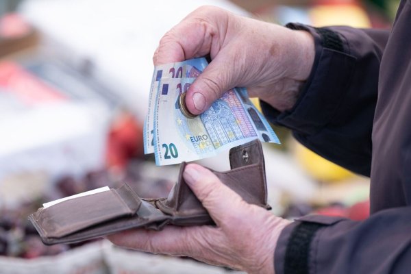 70 Prozent der Befragten wollen wegen hoher Preise geplante Ausgaben reduzieren oder sogar ganz darauf verzichten. - © Sebastian Kahnert/dpa