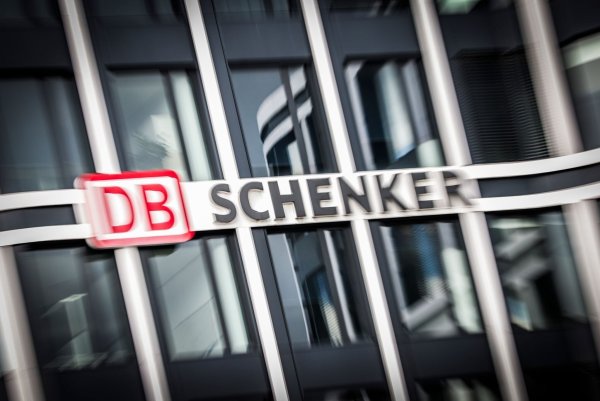 Mit dem Schenker-Verkauf trennt sich die Deutsche Bahn von einem der wenigen gut laufenden Geschäftsbereiche. (Archivbild) - © Christoph Reichwein/dpa