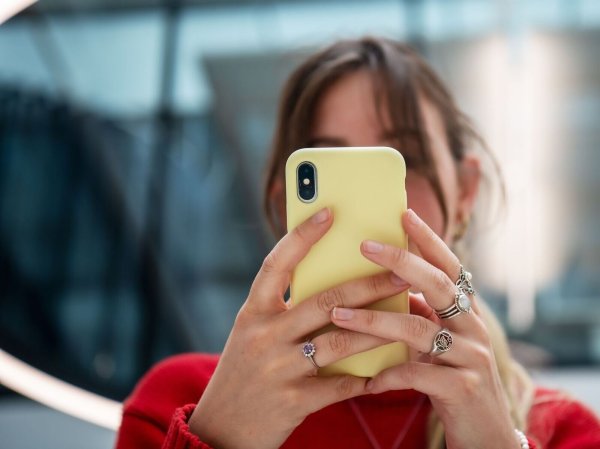 Nutzer von WhatsApp können bald verschiedene Hintergründe und Filter für ihre Videoanrufe auswählen. - © Bernd Diekjobst/dpa-tmn