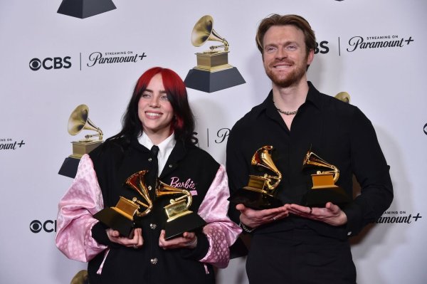 Billie Eilish und ihr Bruder Finneas haben gemeinsam schon viele Preise gewonnen. Im Blickpunkt steht aber eher die Sängerin. (Archivfoto) - © Richard Shotwell/AP/dpa