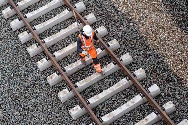 Die Bahn erneuert ihre Schienen zwischen Hamm und Hannover - für Reisende bringt das erstmal Umleitungen und Zugausfälle mit sich. (Archivbild) - © Lukas Schulze/dpa