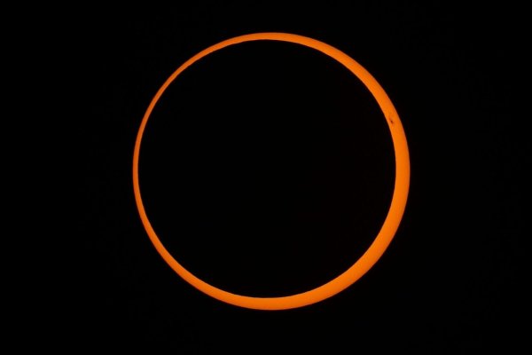 Der Mond schiebt sich während einer ringförmigen Sonnenfinsternis vor die Sonne. - © Esteban Felix/AP/dpa