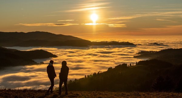 Im Herbst tritt in den Bergen oft eine Inversionswetterlage auf, bei der es im Tal neblig und kalt, in der Höhe jedoch sonnig und wärmer ist – ideal für Wanderer. - © Patrick Seeger/dpa/dpa-tmn