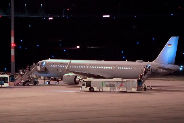130 weitere deutsche Staatsangehörige konnten Beirut heute mit einem von der Bundesregierung organisierten Flug verlassen. Auf dem Airbus blieben Plätze frei. - © Michael Ukas/TNN/dpa