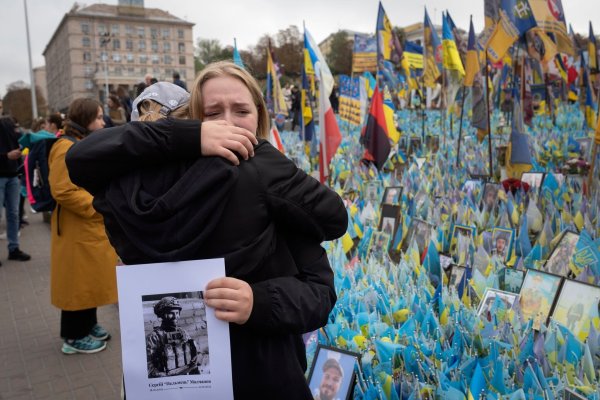Die Ukraine trauert um ihre gefallenen Soldaten. - © Efrem Lukatsky/AP/dpa