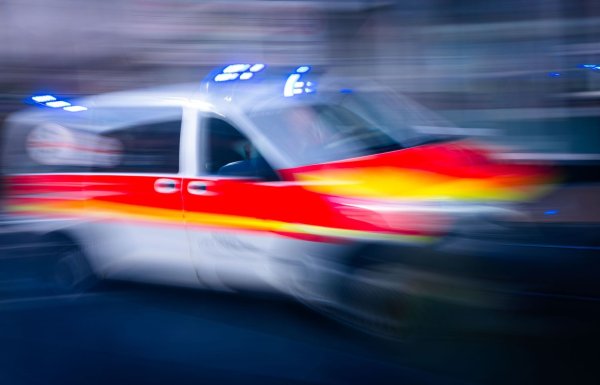 Ein Autofahrer ist bei einem Unfall in Bielefeld ums Leben gekommen. (Symbolbild) - © Jens Büttner/dpa