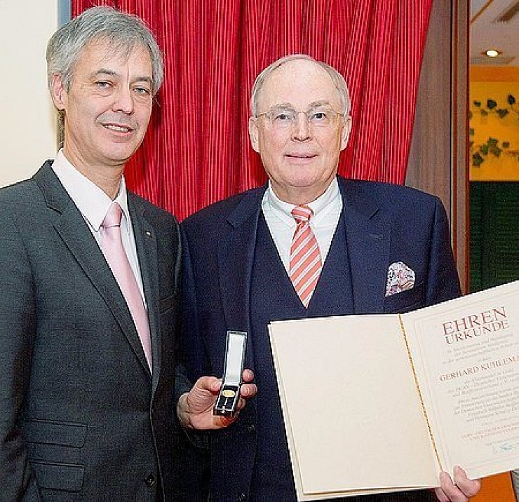 Ausgezeichnet: Gerhard Kuhlemann (rechts) mit dem Bad Salzufler Aufsichtsratsvorsitzenden Michael Richter. Foto: Privat