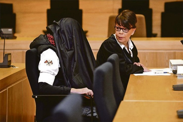 Der 23-jährige Angeklagte hat sich eine Jacke über den Kopf gezogen, um sich vor Fotografen zu schützen. Rechts seine Verteidigerin Kathleen Hübel.