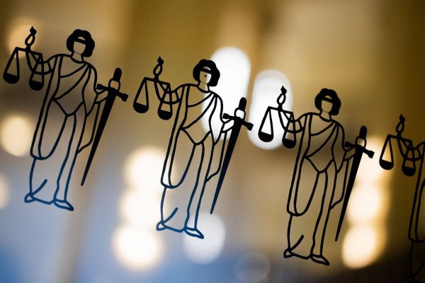 Die Justitia ist an einer Scheibe am Eingang zum Oberlandesgericht zu sehen. - © Rolf Vennenbernd/dpa/Symbolbild