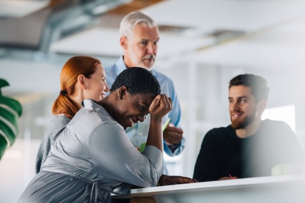 Kein Grund im Boden zu versinken: Kleinere Missgeschicke im Job sind womöglich erstmal unangenehm, oft aber auch schnell wieder vergessen. - © Zacharie Scheurer/dpa-tmn