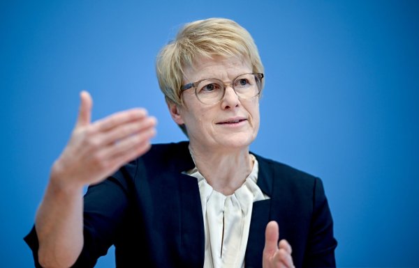 «Wenn man den Menschen Versprechungen macht, die man am Ende nicht halten kann, dann sorgen sie nicht privat vor, obwohl viele es könnten», meint die Wirtschaftsweise Veronika Grimm. (Archivbild) - © Britta Pedersen/dpa