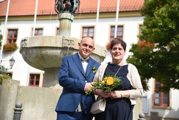 Kathrin Pollnow und Klaus-Dieter Rose stehen vor dem Standesamt in Oschersleben (Sachsen-Anhalt). - © Simon Kremer/dpa