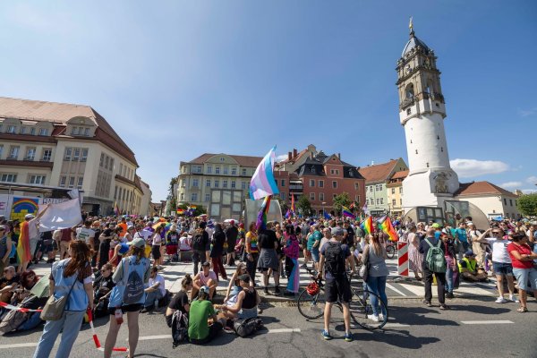 Beim Christopher Street Day in Bautzen wurde unter dem Motto „Die Würde des Menschen ist unantastbar“ gefeiert. - © Daniel Wagner/dpa