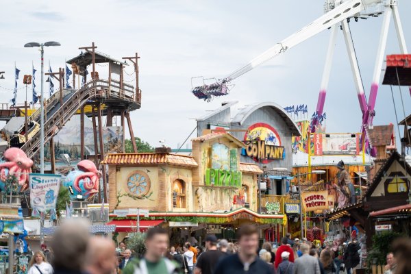 Am letzten Tag der Cranger Kirmes gab es einen Unfall, bei dem eine junge Frau verletzt wurde. (Archivbild) - © Fabian Strauch/dpa