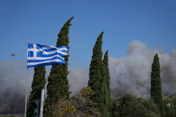 Die Behörden prüfen weiter die Ursachen der Feuer. In einer Ortschaft nahe Athen vermutet der Bürgermeister Brandstiftung. - © Thanasis Stavrakis/AP/dpa