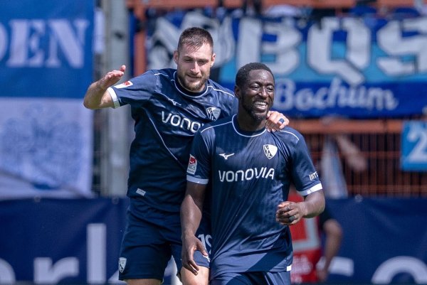 Ibrahima Sissoko darf sich für das 1:0 gegen Elversberg gratulieren lassen. - © David Inderlied/dpa