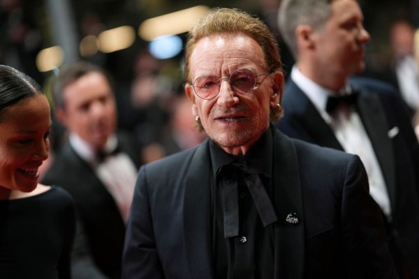 Bono engagiert sich seit Jahrzehnten politisch und humanitär. (Archivbild) - © Lewis Joly/Invision/AP/dpa