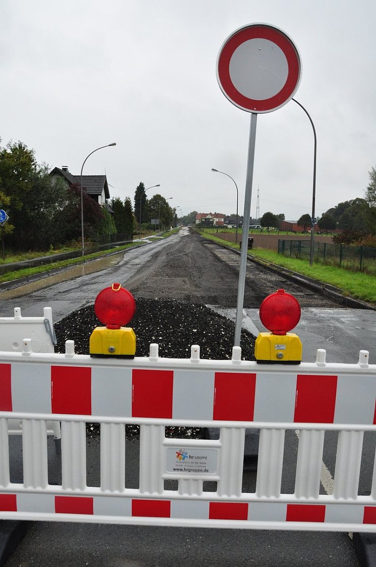 Gesperrt: Die Regionalniederlassung Ostwestfalen-Lippe von Straßen.NRW lässt seit dem 6. Oktober die L967 Bahnhofstraße/Helpuper Straße umbauen. Der Belag auf dem ersten Teilstück hinter den Bahnschienen ist bereist abgefräst worden. Wegen Regens sind die Arbeiten kurzzeitig unterbrochen worden. - © Karin Prignitz