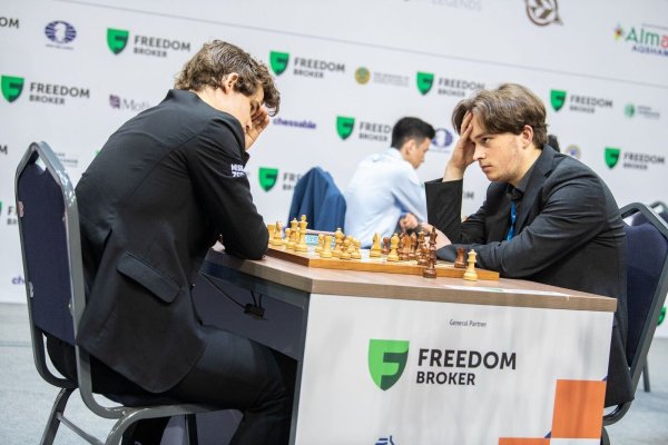Vincent Keymer (r) im Spiel gegen Magnus Carlsen. - © David Llada/International Chess Federation/dpa