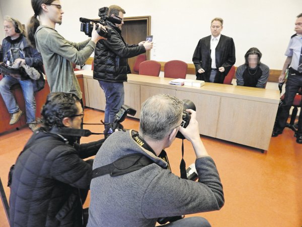 Großes Medieninteresse: Dieter O. sitzt zwischen seinem Verteidiger Carsten Ernst und dem Justizangestellten Reinhard Kleesiek. Fotografen und Kameramänner lichten den 22 Jahre alten Mann aus Oerlinghausen ab. - © Gunter Held