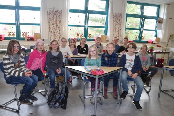 Glücklich mittendrin: Lina (in der Mitte mit Brille) gehört zur Klasse 4a der Grundschule Asemissen. Sie ist ein Kind mit Down-Syndrom. Mitschüler und Lehrer kümmern sich mit besonderer Aufmerksamkeit um sie. - © Thomas Dohna
