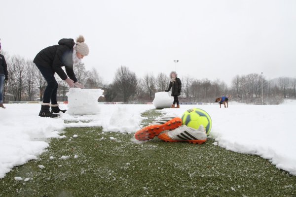 Hier wird ein Schneemann gebaut, und auch ein Hund hat seinen Spaß: An Fußballspielen war gestern in Wüsten nicht zu denken. Dafür hatten (von links) Leonie Sophie Oertel (9 Jahre) und Talea Jenkins (11 Jahre) sowie der schneebegeisterte Vierbeiner „Bo" ihren Spaß. - © Vera Gerstendorf-Welle