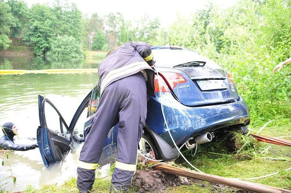 Aus diesem See zogen die Einsatzkräfte den Wagen des Anglers. Für die Feuerwehrleute wurde es ein langwieriger Einsatz. - © FOTO: CHRISTIAN MATHIESEN