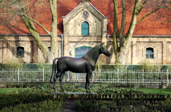 Eine Pferde-Statue ist auf dem Gelände vom Landgestüt Warendorf zu sehen. - © Ina Fassbender/dpa/Archivbild