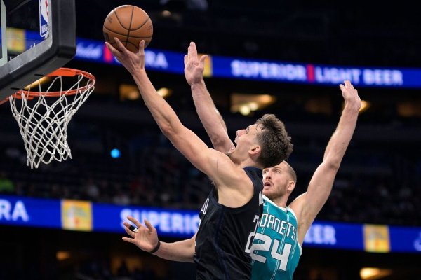 Konnte Orlandos Niederlage gegen die Charlotte Hornets nicht verhindern: Franz Wagner (l). - © Phelan M. Ebenhack/AP/dpa