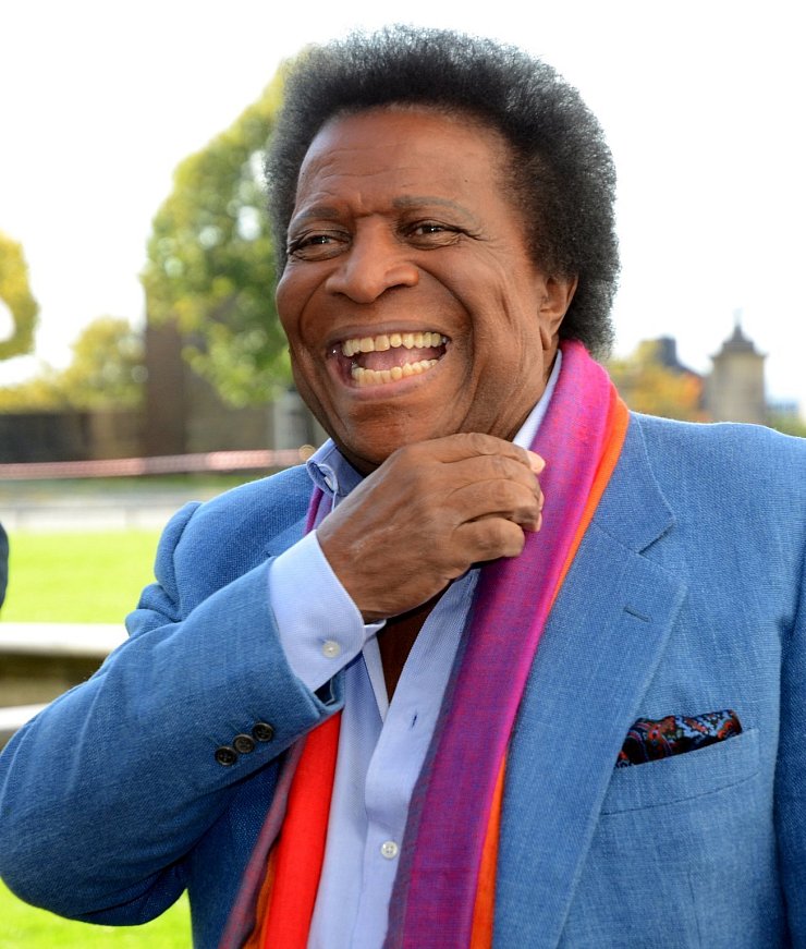 Roberto Blanco in Jury der HandtaschenWeitwurfWM Neues aus dem