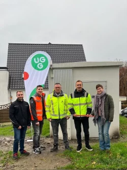 Sebastian Walther (Abwasserwerk Oerlinghausen, von links), Kevin Kunert-Ingwer (Regionalprojektleiter der UGG), Bahri Kuci (Abwasserwerk Oerlinghausen), Mevludin Mustajbasic (Projektleiter der MiH-Fiber) und Tanja Feg (Stadt Oerlinghausen) freuen sich über den baldigen Start des Glasfaserausbaus. Foto: Stadt Oerlinghausen - © Stadt Oerlinghausen