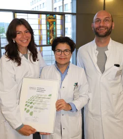Dr. Nina Pauly (von links), Professorin Dr. Beyhan Ataseven und Dr. Manuel Schweiger vom Gynäkologischen Krebszentrum Lippe freuen sich über die Zertifizierung. - © Klinikum Lippe