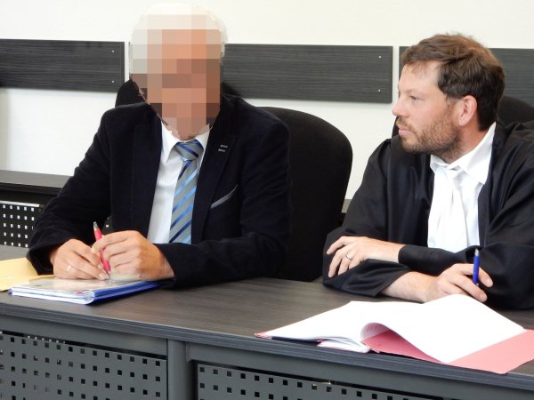 Außergewöhnlicher Fall: Der 62-jährige Angeklagte kündigt vor Gericht an, dass er ab heute eine Frau ist. Rechts sein Verteidiger Dr.  André Pott. - © Astrid Sewing