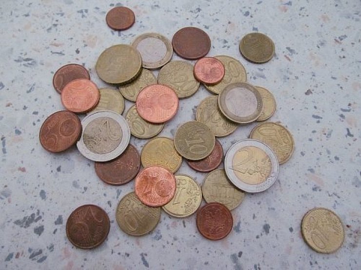 Wer einen Flohmarkt besuchen will, sollte immer an genügend Münzgeld denken. - © Symbolbild Pixabay