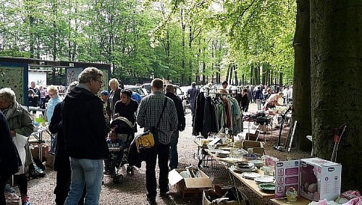 Beim Volksflohmarkt im Gütersloher Heidewaldstadion können Besucher unter freiem Himmel flanieren und einkaufen. - © Andreas Drücker