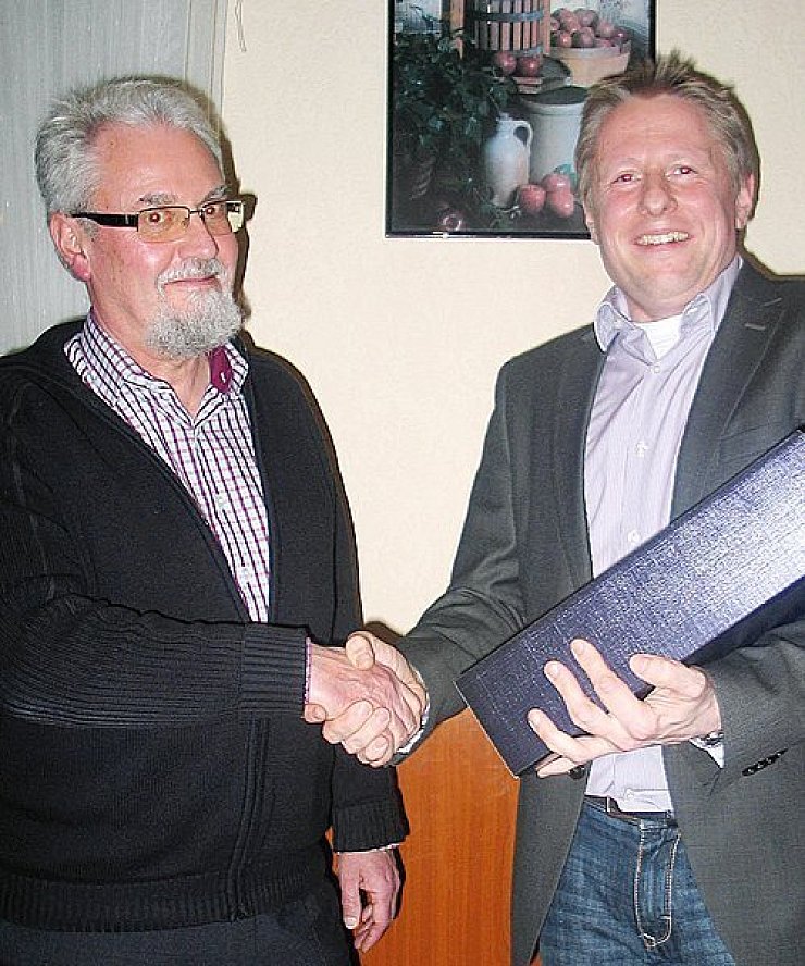 Gratulation: DLRG-Vorsitzender Andreas Brunsmeier (rechts) verabschiedet seinen bisherigen Stellvertreter und Vorgänger im Amt, Paul Köster. - © Foto: Krause