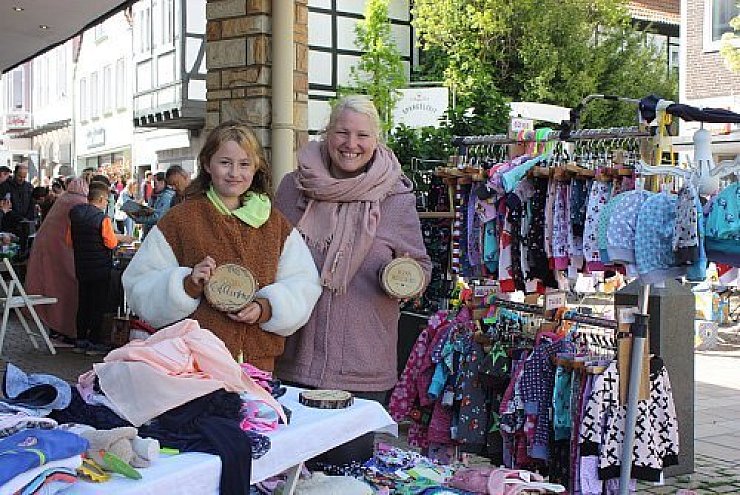 Der Kinderflohmarkt in Lübbecke ist bei den Besuchern sehr beliebt. - © Sigrid Dittmann