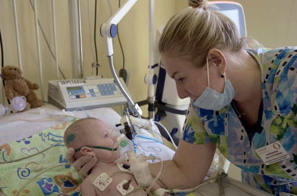 Wochenlang kämpft Wira um das Überleben der Frühchen, bevor sich ihr Zustand schließlich bessert. - © Carl Gierstorfer/DOCDAYS Productions/RBB/dpa