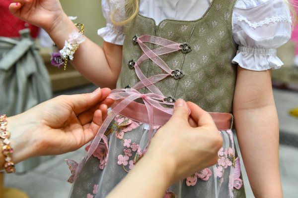 Kind mit Dirndl - © Foto: Jens Kalaene/dpa-Zentralbild/dpa-tmn