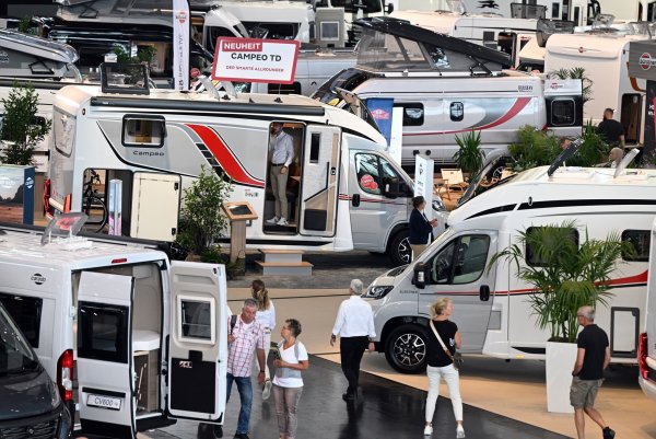 Caravaning-Boom: Die Auswahl an Wohnmobilen und -anhängern wächst, wie ein Besuch auf dem «Caravan Salon» in Düsseldorf zeigt. - © Federico Gambarini/dpa/dpa-tmn