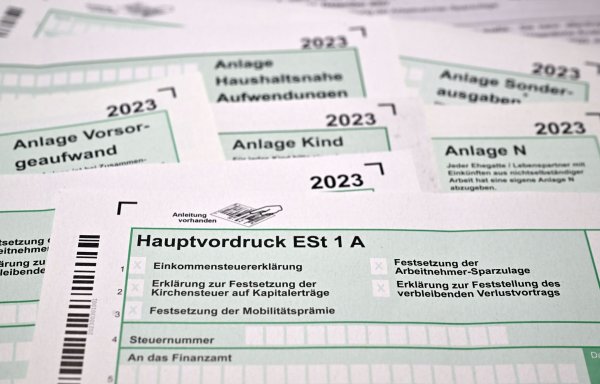 Die Zeit für die Einkommenssteuererklärung für 2023 drängt. (Archivbild) - © Martin Schutt/dpa