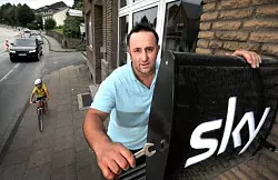 Zafer Atmaca, P&auml;chter des Pappelkrugs, hat beim Bezahlsender bereits gek&uuml;ndigt. Das bekannte Sky-Schild h&auml;ngt nicht mehr lange an der Hauswand. - &copy; SYMBOLFOTO: ANDREAS FR&Uuml;CHT