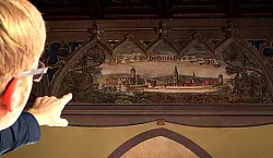 Jochen Brockbals zeigt in Detmold im F&uuml;rstenzimmer des Bahnhofes auf ein Wandgem&auml;lde. - &copy; FOTO: DPA