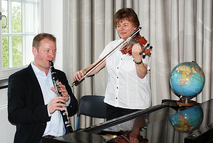 Stefan Albrecht und Cornelia Klee wollen ein Weltmusik-Ensemble gründen und suchen dafür noch Interessierte. - © Foto: Schneider