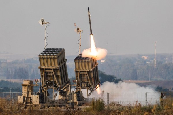 Das Iron-Dome-Raketenabwehrsystem feuert eine Abfangrakete ab. - © Ilia Yefimovich/dpa