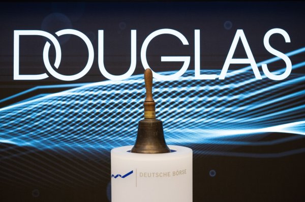 Börsengang der Douglas AG - Die Börsenglocke steht vor dem Börsengang von Douglas bereit. - © Boris Roessler/dpa