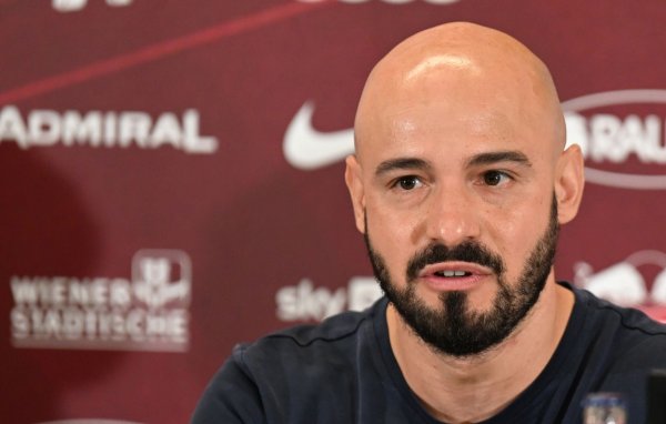 Onur Cinel spricht bei einer Pressekonferenz von Red Bull Salzburg. - © Barbara Gindl/APA/dpa