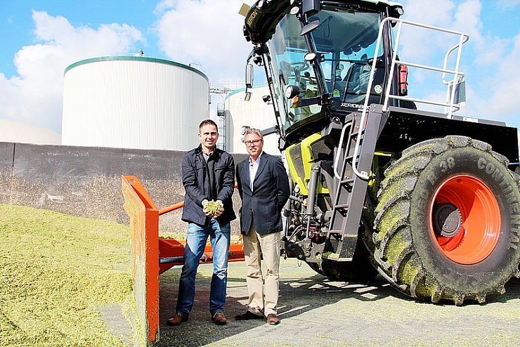 Die beiden Geschäftsführer Tobias Schafmeister (links) und Ralph Sutter auf dem Gelände der Biogasanlage in Horn. - © Foto: Gröne